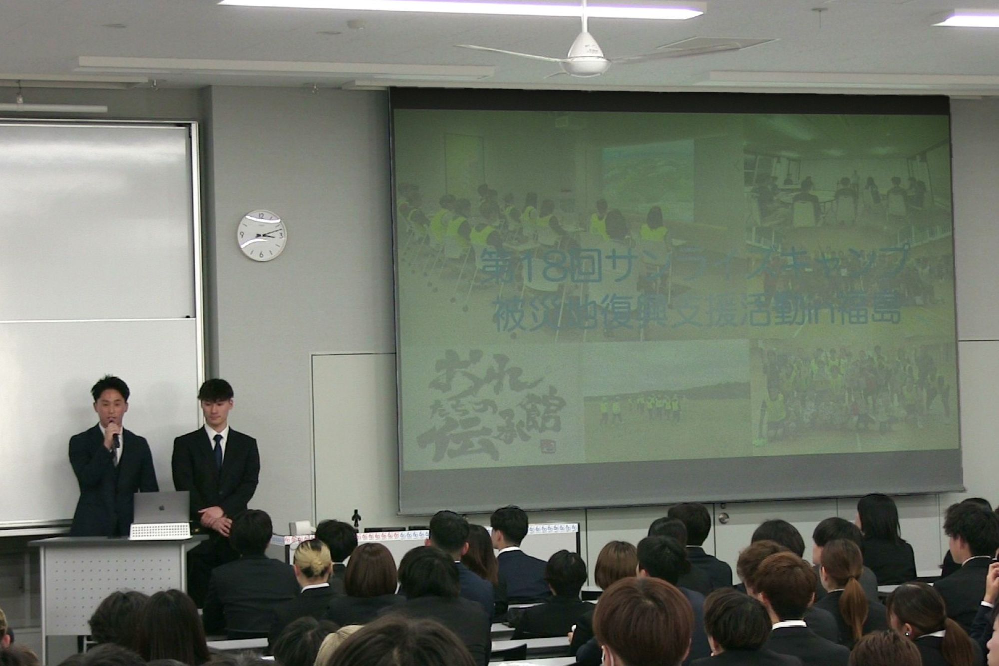 L号館での報告会の様子、左から池田翔さん(体育学部3年)、今谷快翔(はやと)さん(体育学部4年)