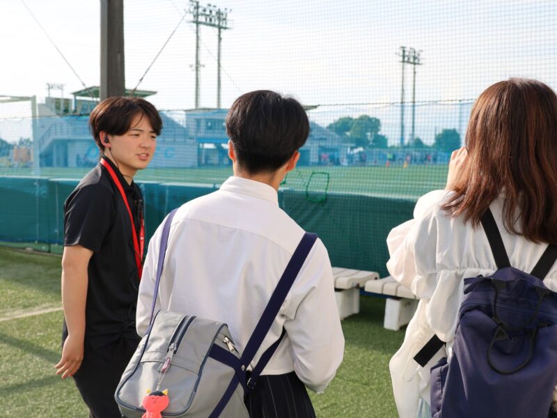 キャンパスを案内する、Bow!can’sの西村颯知(にしむら・そうち)さん(スポーツ科学部3年、兵庫・北条高校)