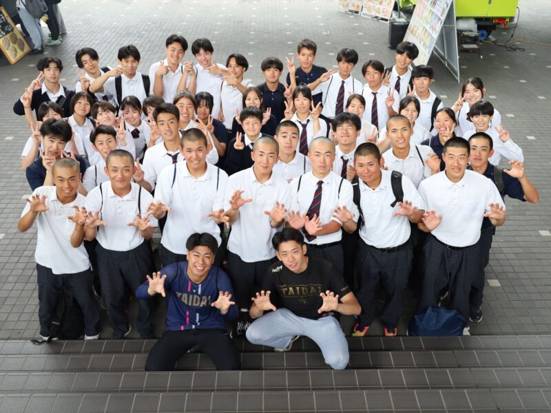 先輩と一緒に記念撮影(桜宮高校大学見学)・大阪体育大学