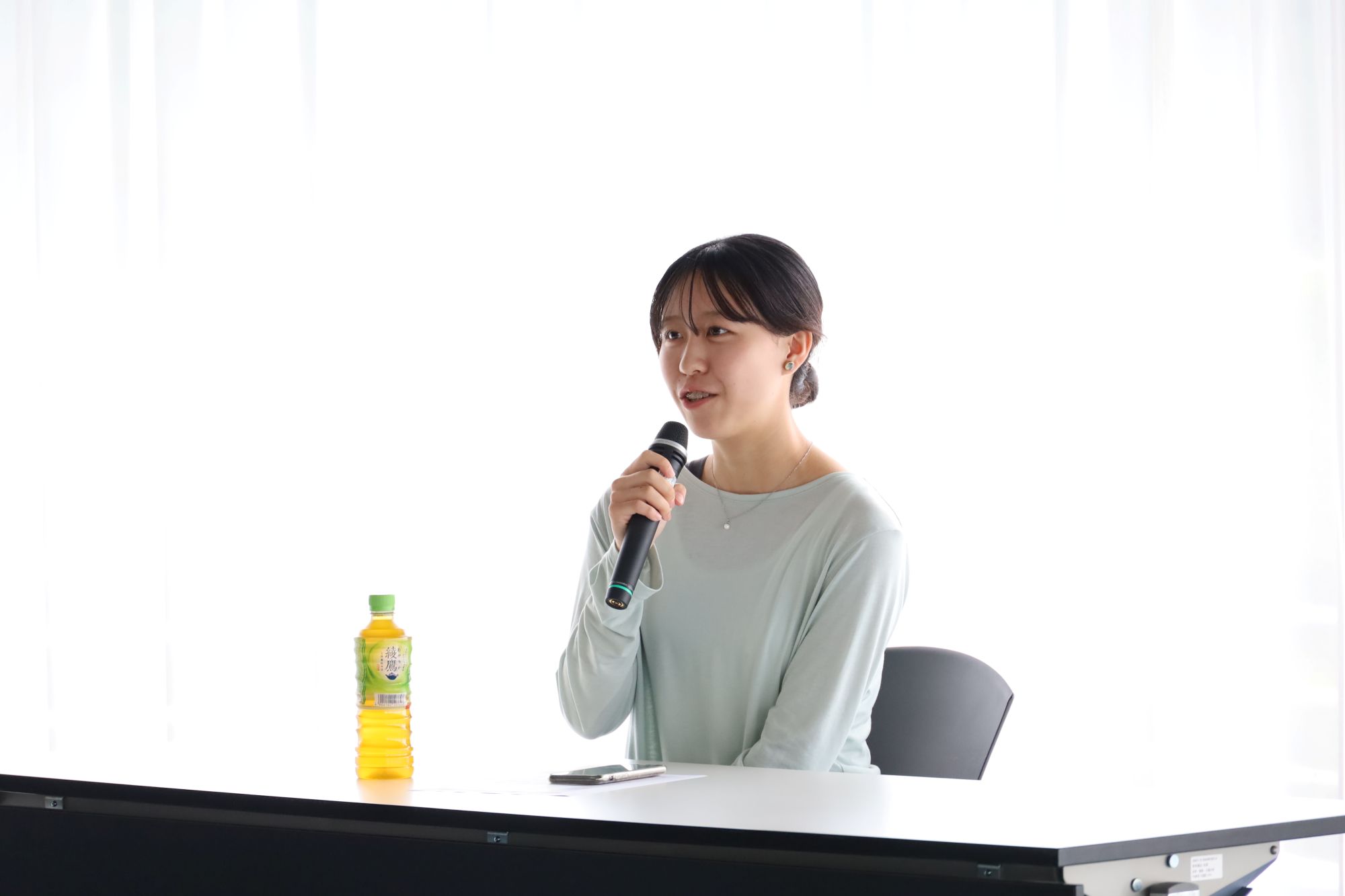 後輩達に優しく語り掛ける吉川真緒さん(教育学部2年)