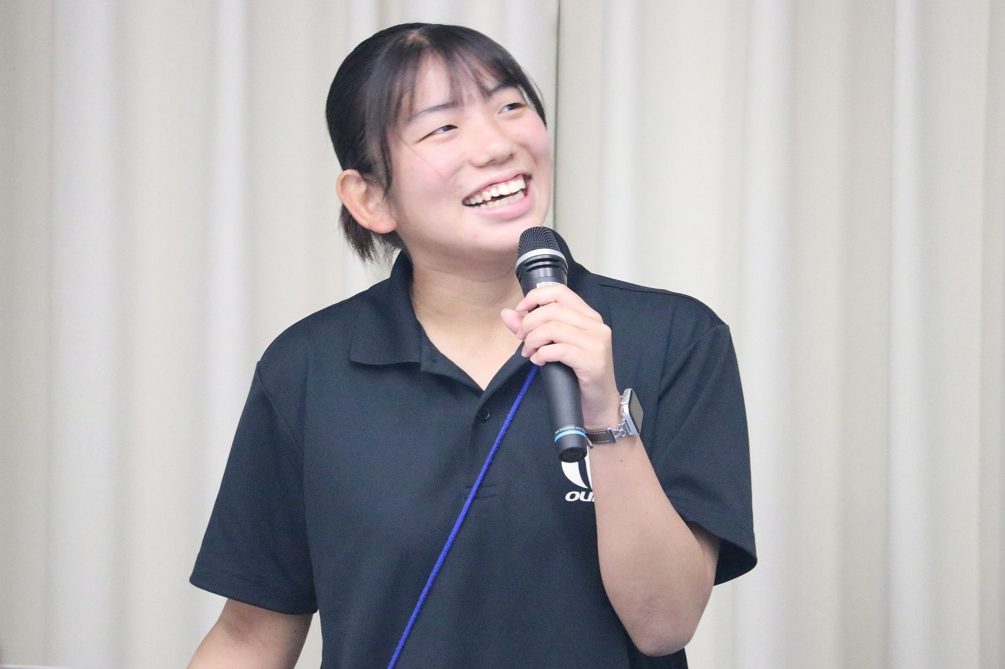 高校生と掛け合う井内菜摘さん(教育学部3年、大阪・近畿大学附属高校)