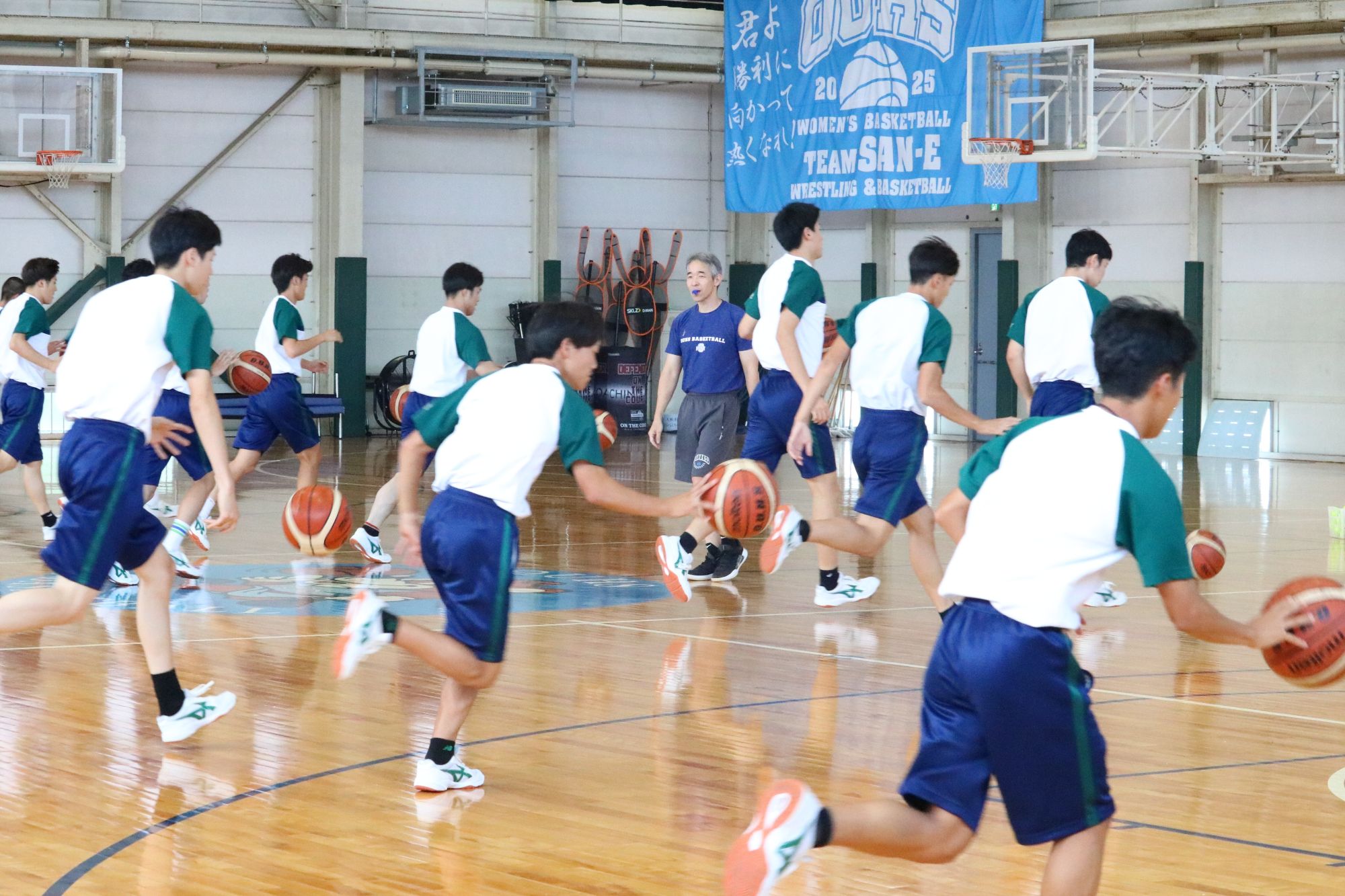 本学卒業生の比嘉靖准教授(バスケットボール部男子監督、元U22日本代表ヘッドコーチ)による実技指導の様子