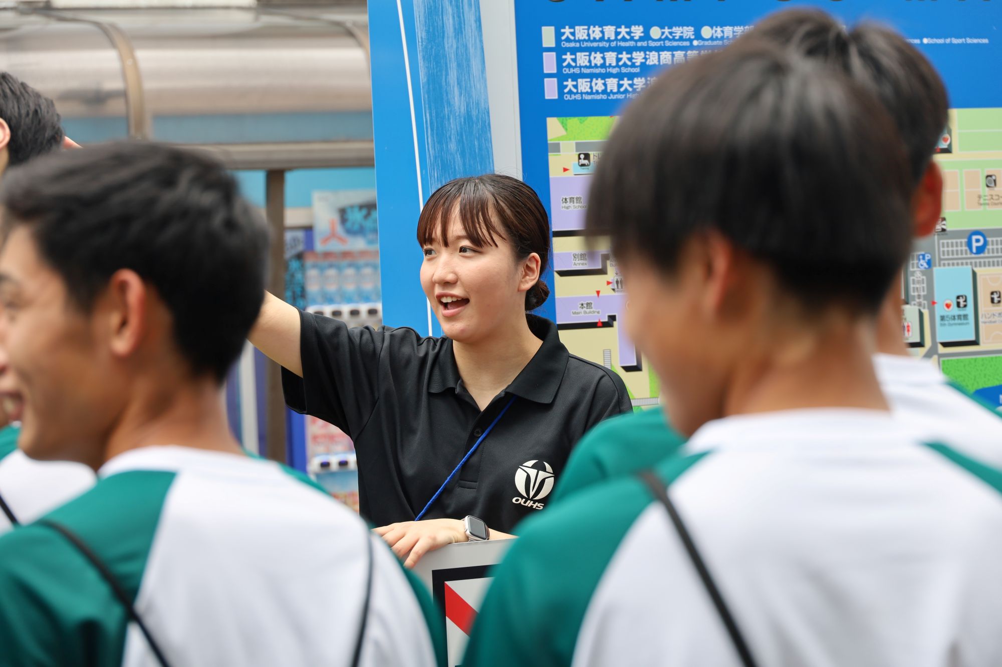 キャンパス内を案内する陽本千咲さん(スポーツ科学部3年、大阪・城南学園高校)